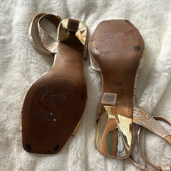 J. RENEE Floral Vaarika Heel in Gold / Taupe - Yellow / White - Picture 7 of 9